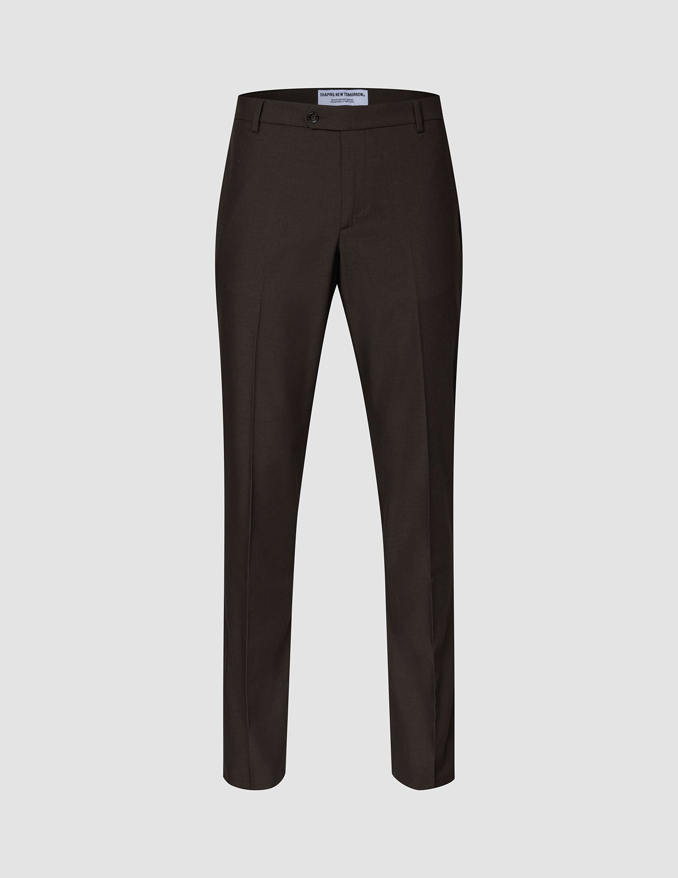 Motion Suit-bukser i Regular-pasform, farven Cognac, i mørkebrun med knaplukning, presselinjer foran og 360°-stretch.