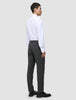 En mand i en hvid skjorte og grå Motion Suit-bukser i Regular-pasform i farven Pepper Grey ses i profil.