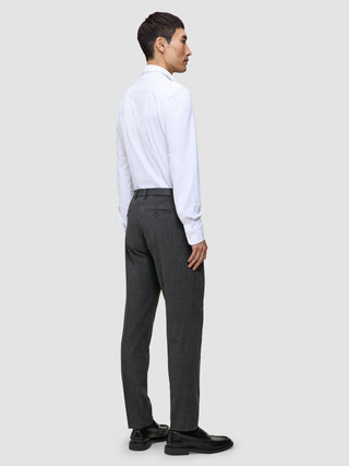 En mand i en hvid skjorte og grå Motion Suit-bukser i Regular-pasform i farven Pepper Grey ses i profil.