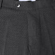 Nærbillede af de koksgrå Motion Suit-bukser i Regular-pasform i farven Pepper Grey med en enkelt knap og et mærke på indersiden af linningen.