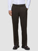 En person iført en hvid skjorte, Motion Suit-bukser i model Relaxed i farven Cognac og loafers.