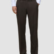 En person iført en hvid skjorte, Motion Suit-bukser i model Relaxed i farven Cognac og loafers.