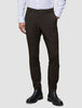 Brune Motion-bukser i slim fit i farven Slim Cognac, kombineret med en hvid skjorte med knapper og sorte støvler.