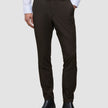 Brune Motion-bukser i slim fit i farven Slim Cognac, kombineret med en hvid skjorte med knapper og sorte støvler.