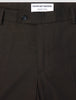 Nærbillede af taljen og knappen foran på de mørkebrune Motion Suit Pants Slim Cognac.