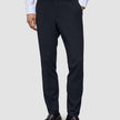 Slim-fit Motion Suit-bukser i farven Slim Midnight Blue med 360°-stretch, kombineret med en lys skjorte og mørke loafers.