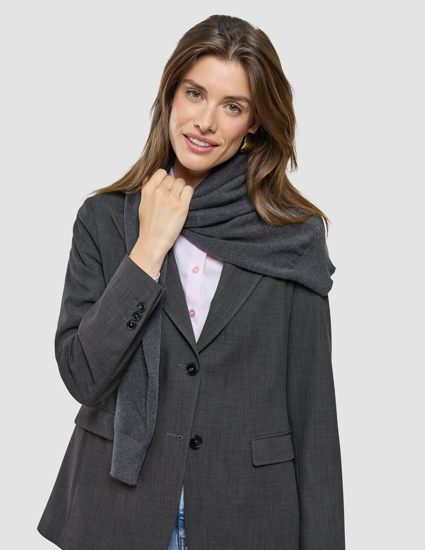 Nara Blazer i Cool Brown, halvfigur med rullekrave og mørkt tørklæde.