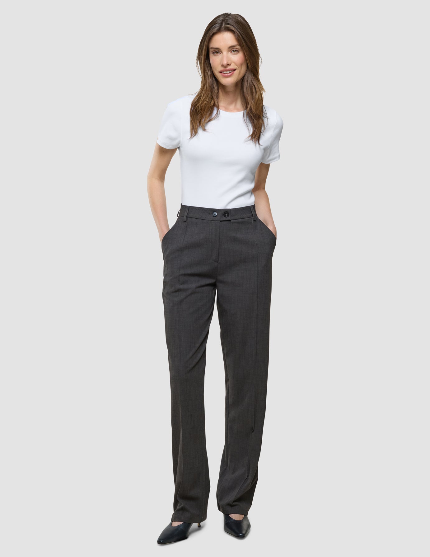 Nara Pants Straight i Cool Brown, helfigur på model.