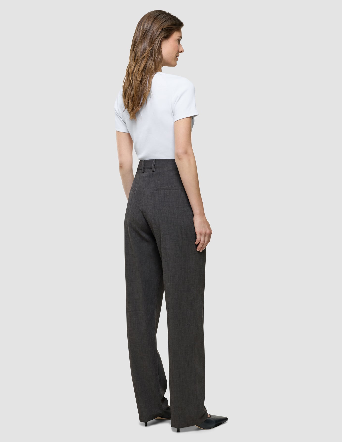 Nara Pants Straight i Cool Brown, helfigur bagfra på model med hvid t-shirt.