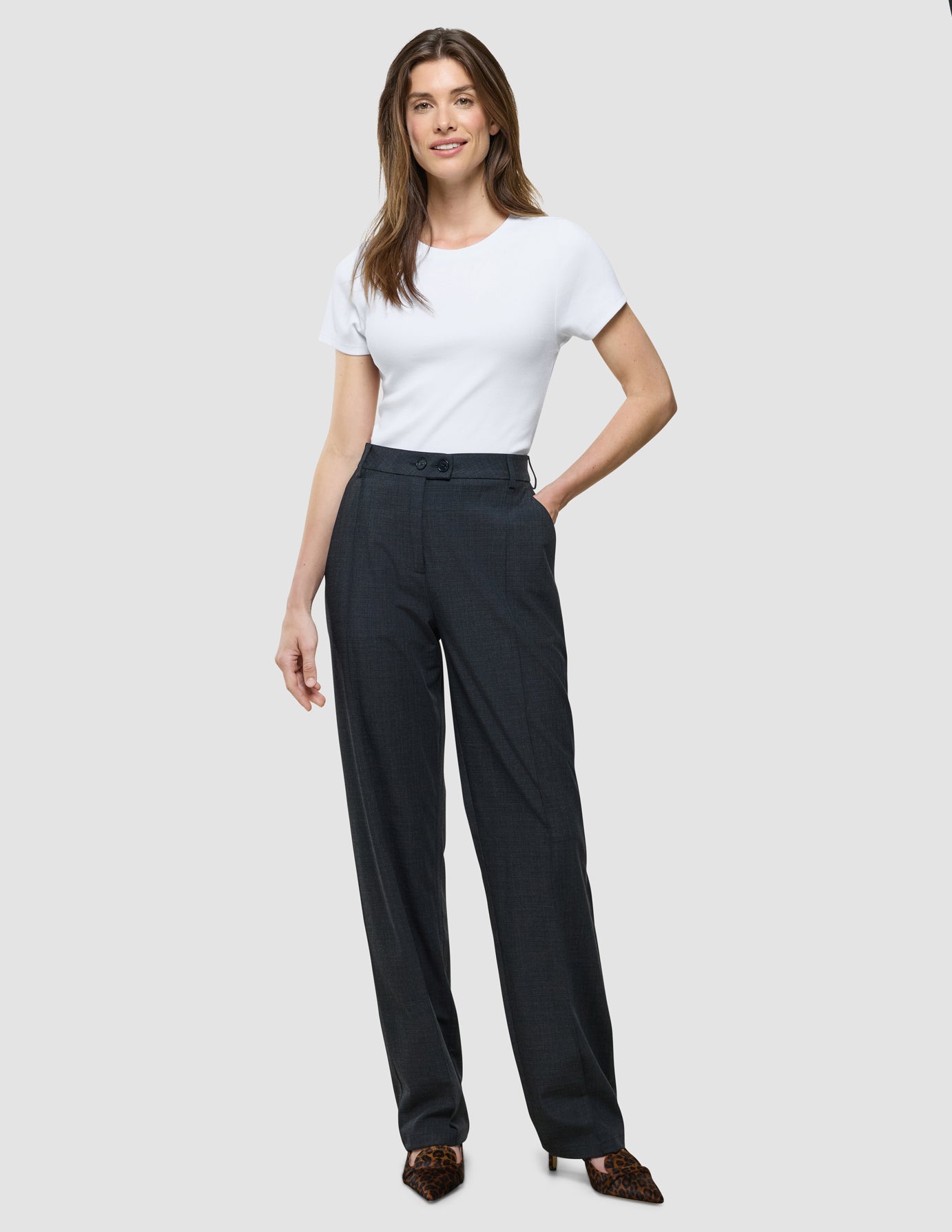 Nara Pants Straight i Grey Flint, helfigur med hvid t-shirt og brunt fodtøj.