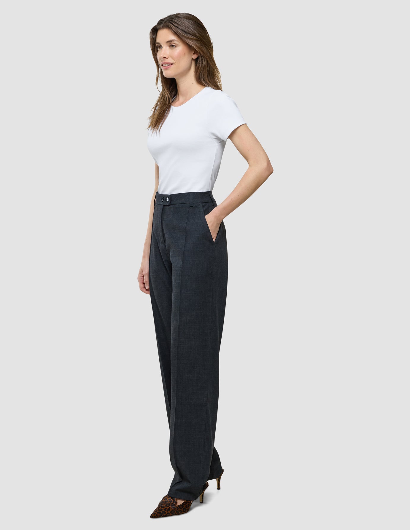 Nara Pants Straight i Grey Flint, helfigur på model set fra siden.