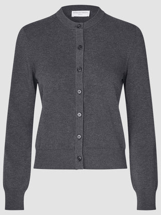Quinn Cardigan i Cool Brown, halvfigur foran gråt baggrund.