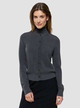 Quinn Cardigan i Cool Brown, helfigur med rullekrave og knapper foran.