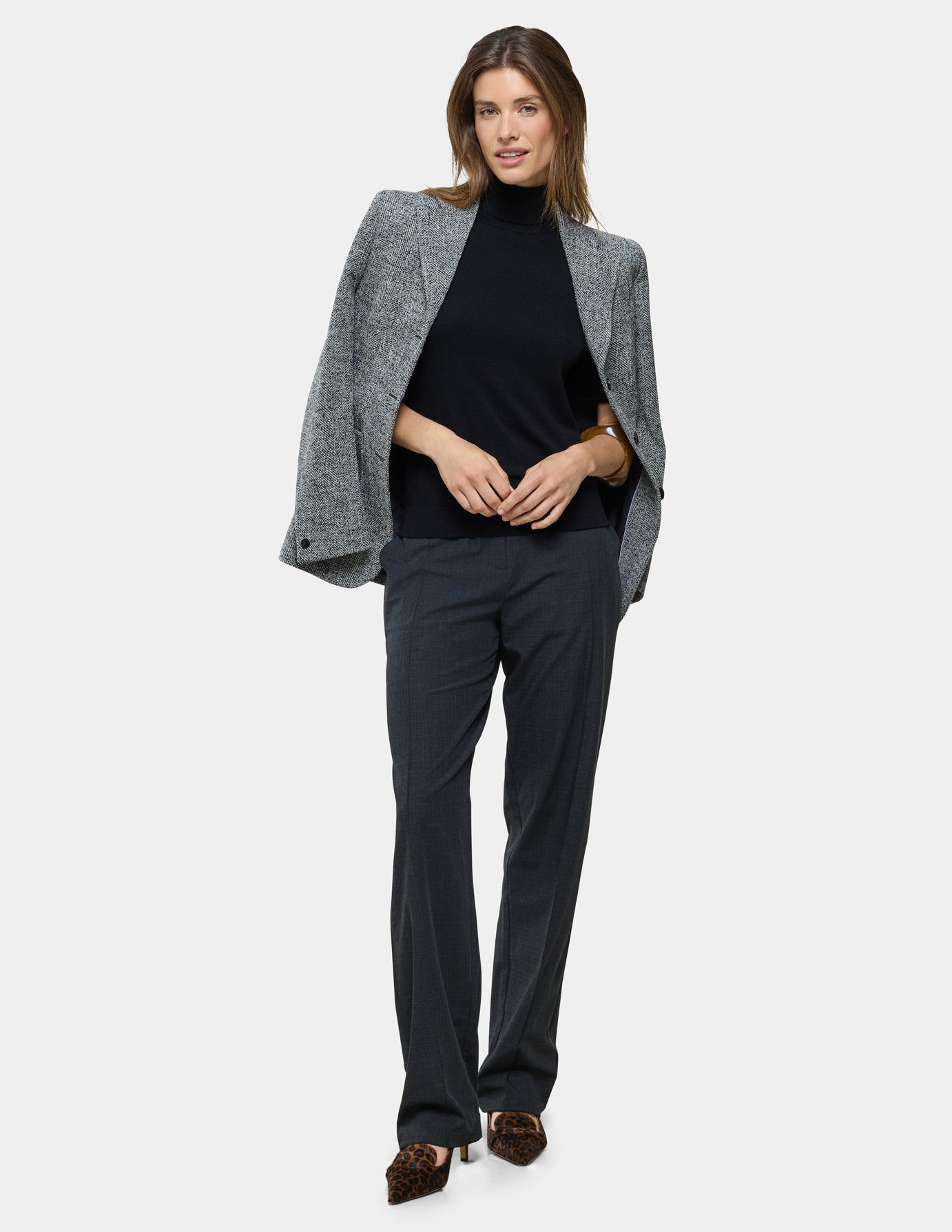Quinn Turtleneck i Black, helfigur med grå cardigan og mørkeblå bukser.