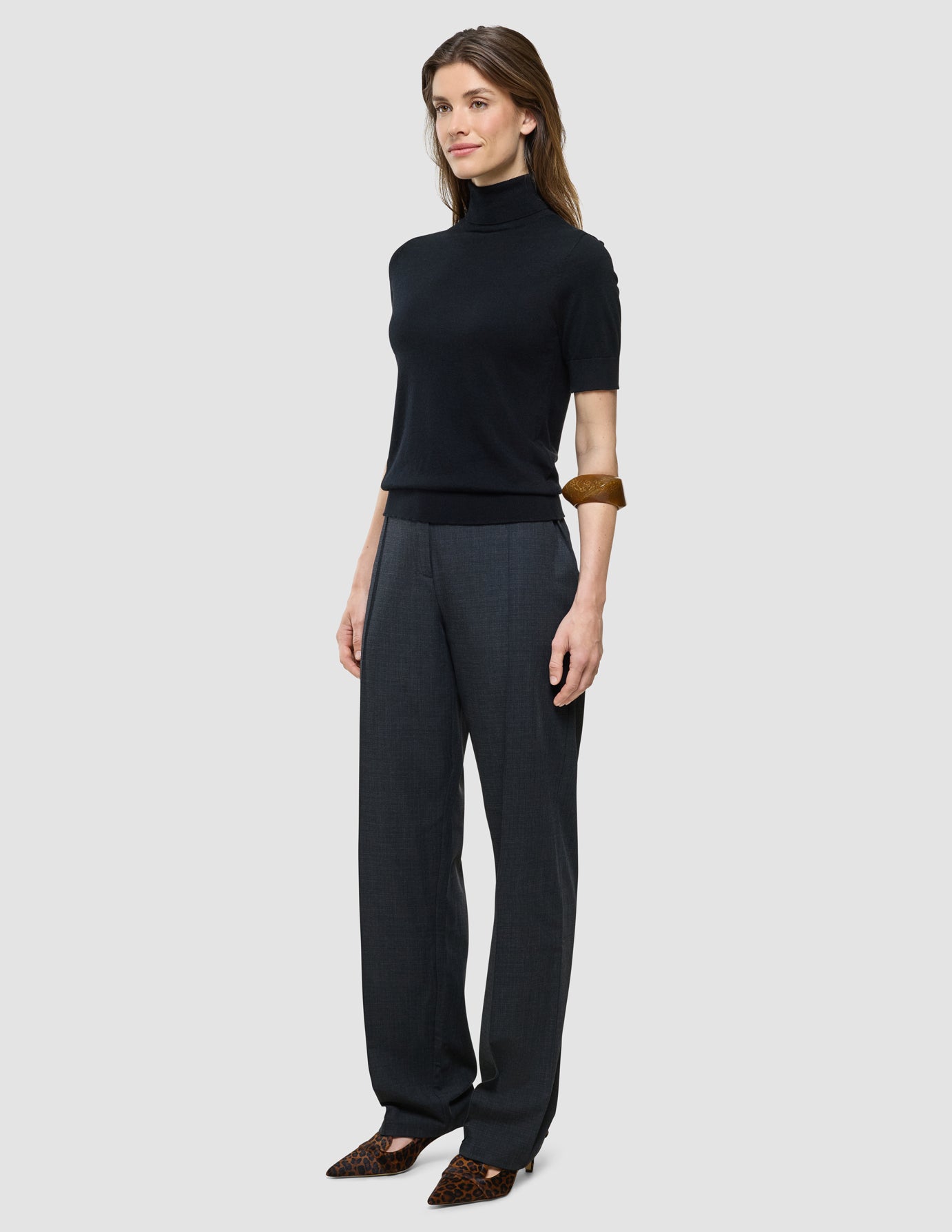 Quinn Turtleneck Short Sleeved i Black, helfigur på model.