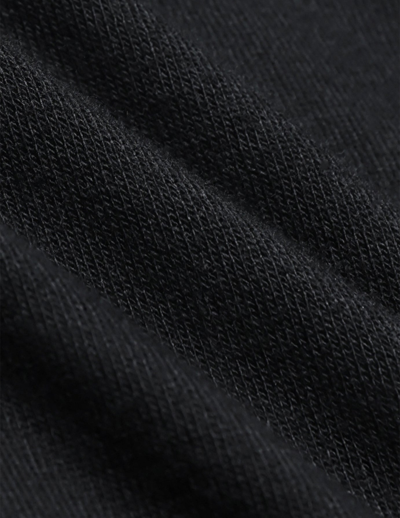 Quinn Turtleneck i Black, nærbillede af strikket tekstur.