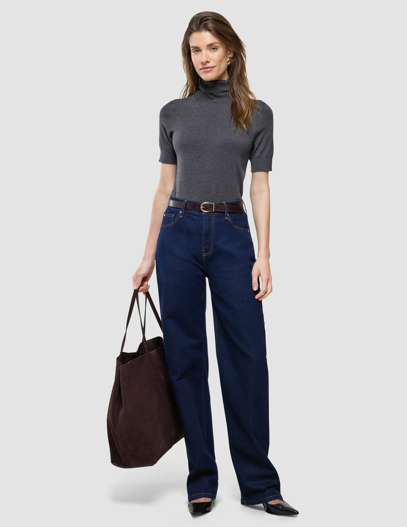 Quinn Turtleneck Short Sleeved i Cool Brown, helfigur med model i grå rullekravetop og mørkeblå bukser.