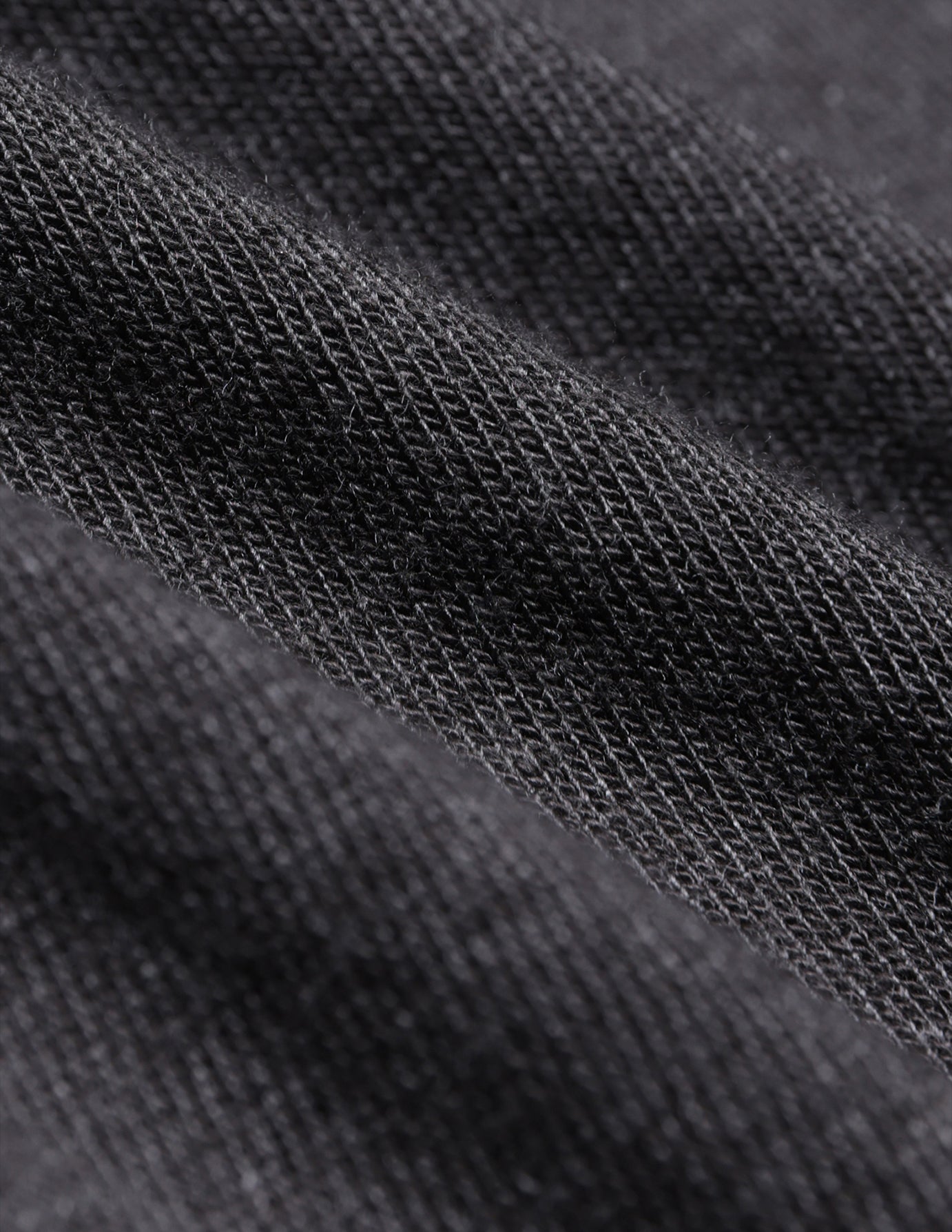 Quinn Turtleneck Short Sleeved i Cool Brown, detalje af strikket stof.