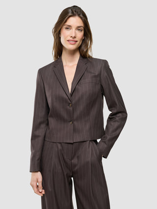 En kvinde iført en Women Raina Short Blazer i farven Chestnut med tynde striber og tilhørende bukser.