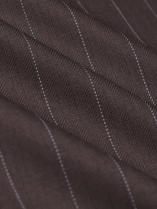 Raina kort blazer til kvinder i farven Chestnut Pinstripe, fremstillet af brunt stof med tynde hvide nålestriber.