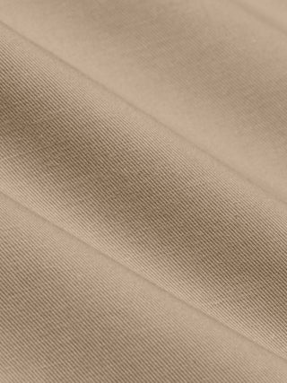 Nærbillede af de bløde folder i Refine Cotton Pants i afslappet pasform i farven Sand.