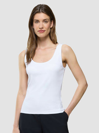 Rib Top i White, halvfigur af kvinde iført hvid ermeløs top.