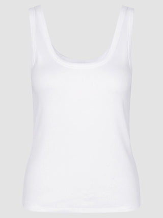 Rib Top i White, hvidt tanktop med rundhalskant, vist forfra på model