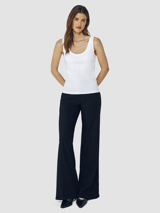 Rib Top i White, helfigur med hvid top og sorte bukser.