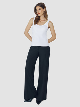Rib Top i White, helfigur af kvinde iført hvid tanktop og sorte bukser.