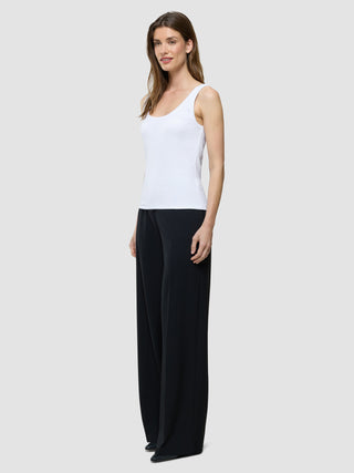Rib Top i White, helfigur på model i hvid top og sorte bukser.
