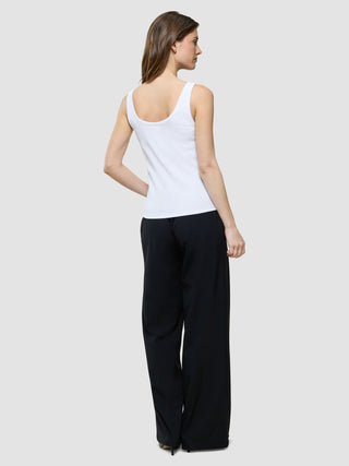 Rib Top i White, helfigur set bagfra.