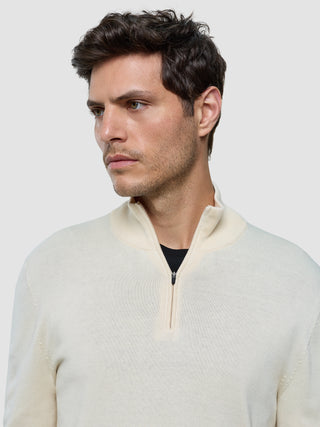 En mand iført en Seamless Core Knit Half Zip Birchwood.