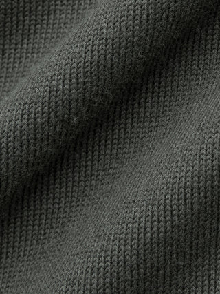 Et nærbillede af stoffet til Seamless Core Knit langærmet polo i farven Green Night.