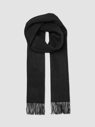 Et anderledes sæt: Sort Premium Merino-strikket tørklæde med frynser i enderne, foldet til en løkke.