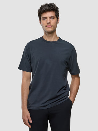 Supima T-Shirt Box Fit i Deep Grey, helfigur på model.