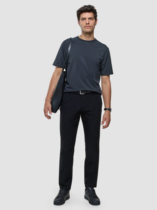 Supima T-Shirt Box Fit i Deep Grey, helfigur på model iført mørkeblåt t-shirt og sorte bukser.