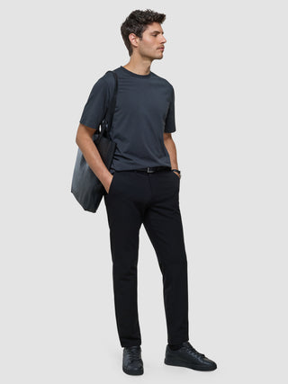 Supima T-Shirt Box Fit i Deep Grey, mand i helfigur med grå rygsæk.