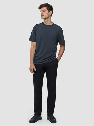 Supima T-Shirt Box Fit i Deep Grey, helfigur med mand iført mørkegrå t-shirt og sorte bukser.