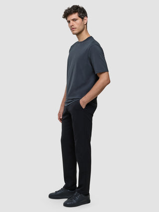 Supima T-Shirt Box Fit i Deep Grey, mand i helfigur set fra siden.