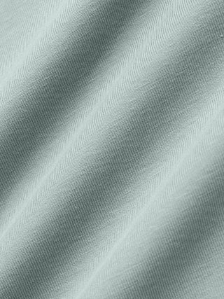 Nærbillede af en salviegrøn Supima Legacy-T-shirt i farven »Mist Green« med bløde folder.