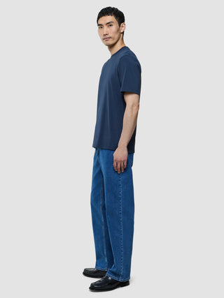 Supima T-Shirt Box Fit i Navy, helfigur med mand set fra siden.