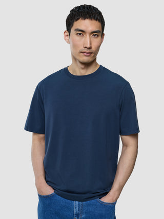 Supima T-Shirt Box Fit i Navy, helfigur foran neutral baggrund.