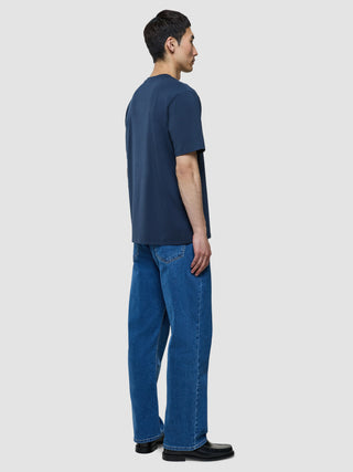 Supima T-Shirt Box Fit i Navy, helfigur på mand set fra siden.