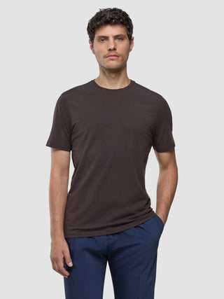Supima T-Shirt i Deep Brown, helfigur foran neutral baggrund.