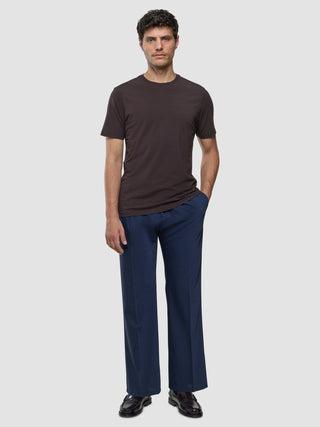 Supima T-Shirt i Deep Brown, helfigur på mand med mørkeblå bukser.