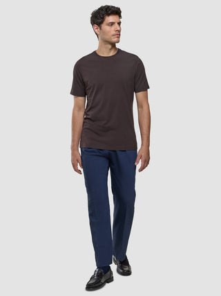 Supima T-Shirt i Deep Brown, helfigur på model med mørkeblå bukser.