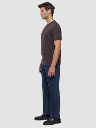 Supima T-Shirt i Deep Brown, helfigur på model set fra siden.