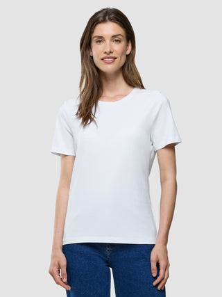 Supima T-Shirt i White, helfigur med model iført hvid t-shirt og blå jeans.