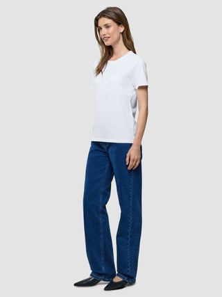 Supima T-Shirt i White, helfigur med model iført hvid t-shirt og mørkeblå jeans.