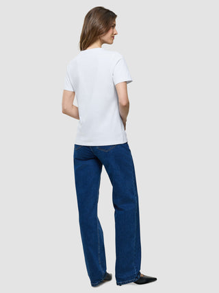 Supima T-Shirt i White, helfigur bagfra viser kvinde i hvid t-shirt og blå jeans.